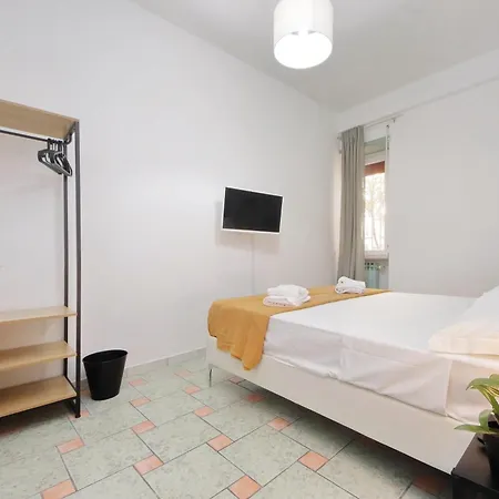 Domus Sinuessa Pensión *