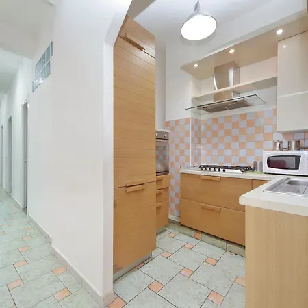 Domus Sinuessa Pensión *