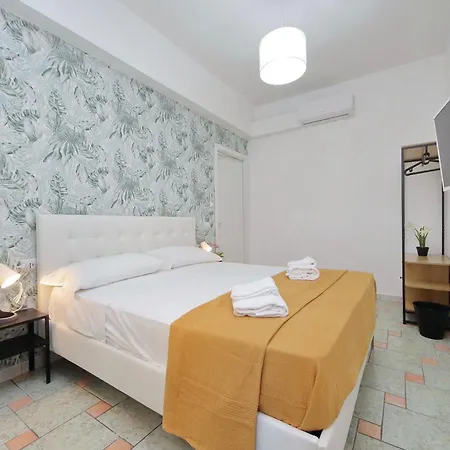 Domus Sinuessa 招待所 *