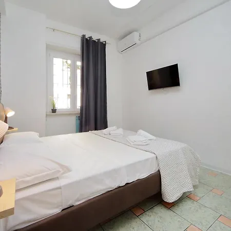 招待所 Domus Sinuessa