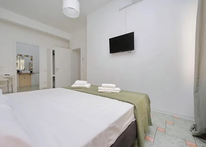 Domus Sinuessa بيت ضيافة